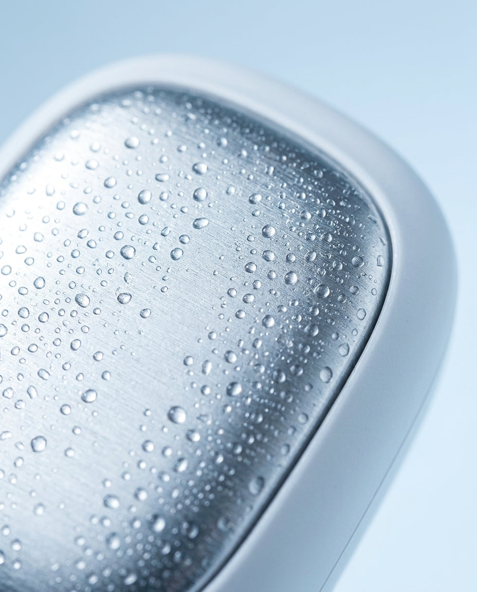 Condensation beading on the cold aviation-aluminium plate